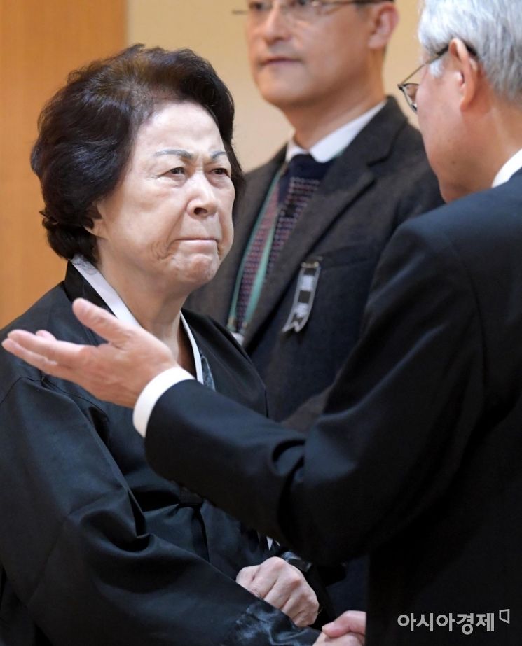 [포토]조문객 맞는 정희자 여사