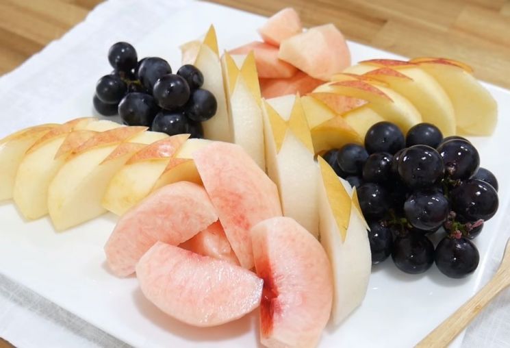비타민과 단백질이 풍부한 과일이나 살코기를 안주로 먹는 것이 좋습니다. [사진=유튜브 화면캡처]