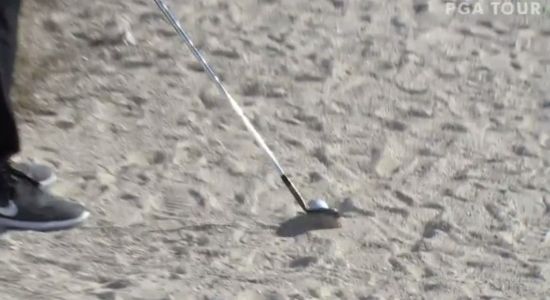 패트릭 리드가 히어로월드챌린지 3라운드 11번홀에서 공을 치기 전 모래를 쓸어내고 있는 모습. 사진=PGA투어 동영상 캡쳐