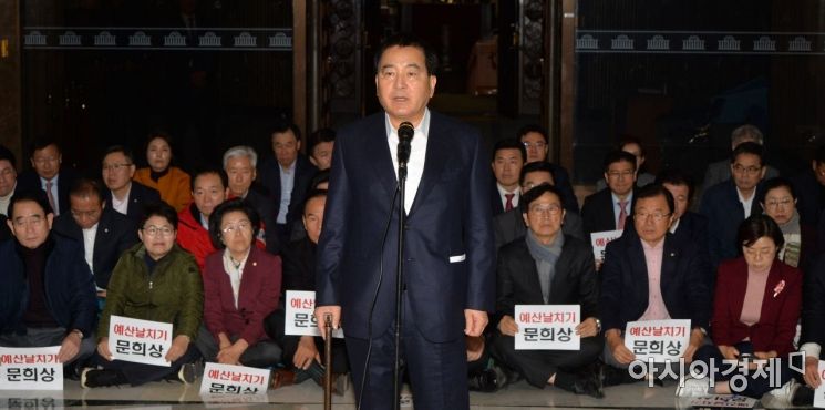 한국당 "예산안 날치기, 명백한 의회 쿠데타…패트 저지 총력 투쟁"