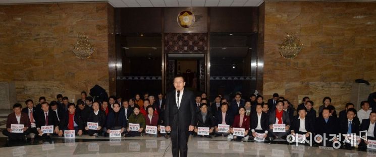 [포토] 국회 본회의장 앞에 모인 자유한국당