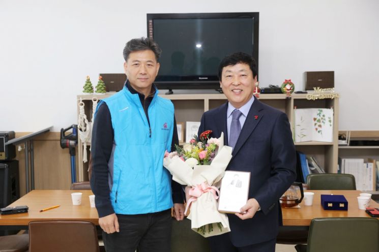 박경곤 부군수가 지난 9일 신안군공무원노동조합으로부터 감사패를 받았다. (사진제공=신안군)