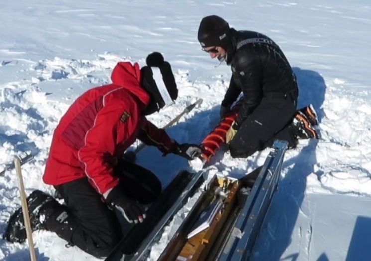 빙하코어 시추 작업을 준비하고 있는 과학자들. [사진=유튜브 화면캡처]