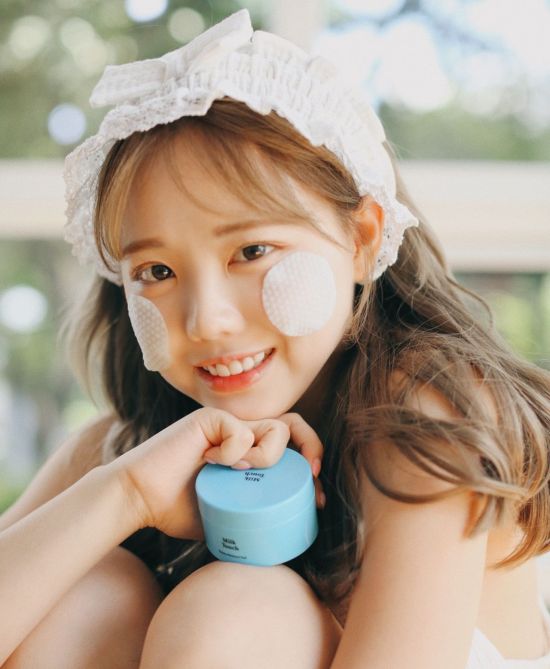 물광패드를 들고 있는 홍영기. 사진=밀크터치