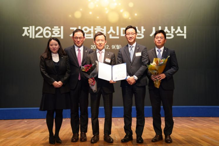 최현만 미래에셋대우 수석부회장(가운데)이 지난 9일 서울 중구 대한상공회의소에서 열린 '제26회 기업혁신대상' 시상식에서 최고 영예인 대통령상을 받은 뒤 기념촬영을 하고 있다.