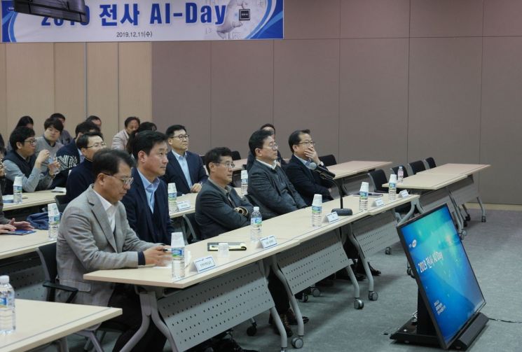 이윤태 삼성전기 사장(왼쪽 3번째)이 11일 수원사업장에서 열린 'AI-DAY'에서 발표를 듣고 있다.