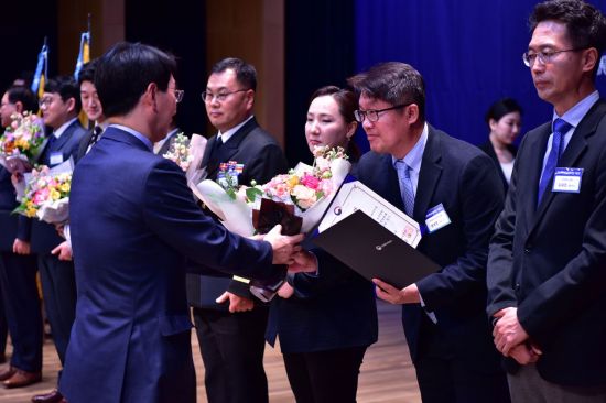 권성훈 LF 트라이씨클 대표(사진 오른쪽에서 2번째)가 지난 11일 열린 제24회 한국유통대상에서 산업부 장관 표창을 수상하고 있다. 사진=LF