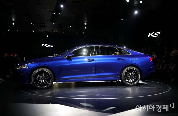 '2030세대가 선택한 車' 기아차 신형 K5 출시…"年판매 7만대 목표"(종합)