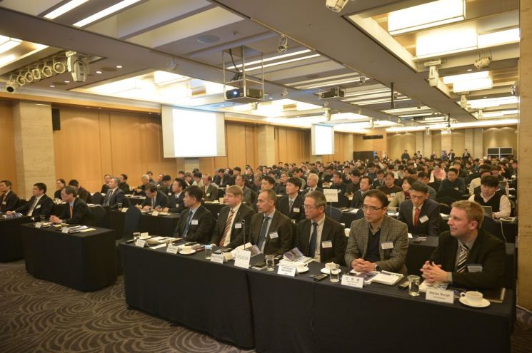 12일 쉐라톤 서울 팔래스 강남 호텔에서 열린 '2019 원전해체 비즈니스 포럼' 참석자들이 주제발표를 듣고 있다.