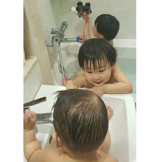 방송인 정주리가 목욕 중인 세 아들의 모습을 공개했다/사진=정주리 인스타그램 캡처