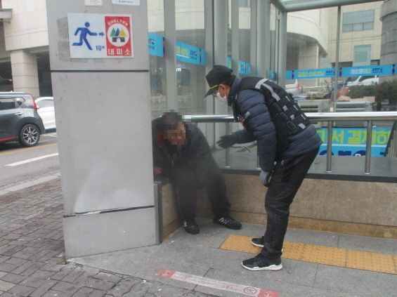 거리상담반이 거리에 잠들어있는 노숙인을 구조하는 모습