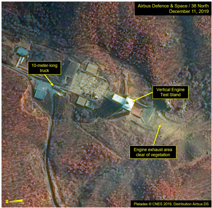 ICBM 개발이 이뤄지는 북한 동창리에서 목적이 불분명한 움직임이 관측됐다. 10미터 길이의 트럭(사진 왼쪽)이 수직엔진발사대(오른쪽) 근처에 위치해 있다. <사진=38노스>