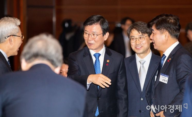 [포토]주요참석자들과 의견 나누는 문성혁 장관