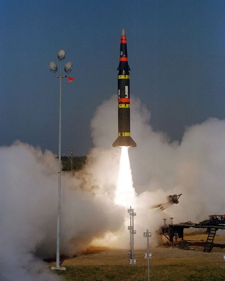 1980년대 소련의 SS-20 미사일 배치에 대응하기 위해 미국 레이건 행정부와 나토가 유럽 전역에 배치했던 퍼싱-2 중거리 탄도미사일의 1983년 당시 시험발사 장면(사진=미 국방부 홈페이지/www.defense.gov)