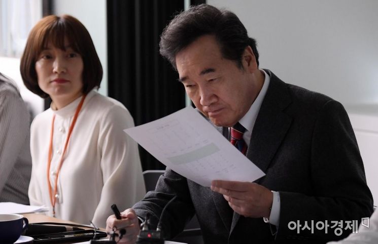 [포토] 자료 살펴보는 이낙연 총리