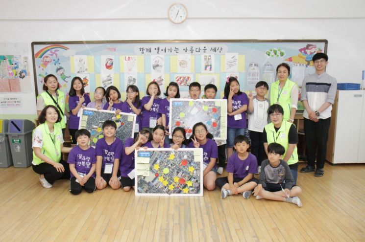 지난 6월 서울송파초등학교 어린이들이 맞춤형 교통안전 교육을 받고 있는 모습(사진=한국타이어앤테크놀로지)