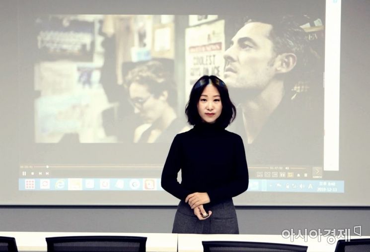 영상번역 전문가인 박나연 누벨콘텐츠 미디어 대표가 번역 업무에 대해 설명하고 있다.
