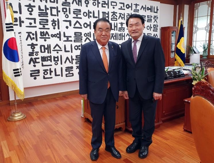 (우측)정종순 장흥군수가 지난달 18일과 19일 국회를 방문해 (좌측)문희상 국회의장, 황주홍 의원, 송갑석 의원 등 국회의원 10여 명을 차례로 만나 사업을 건의했다. (사진제공=장흥군)