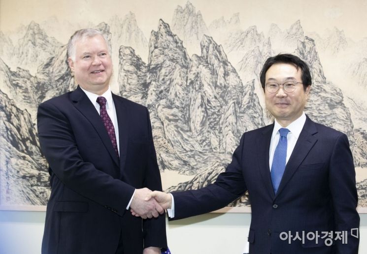 스티브 비건 미국 국무부 대북정책특별대표가 16일 서울 종로구 외교부 청사를 방문, 이도훈 외교부 한반도평화교섭본부장과 악수를 하고 있다. /문호남 기자 munonam@