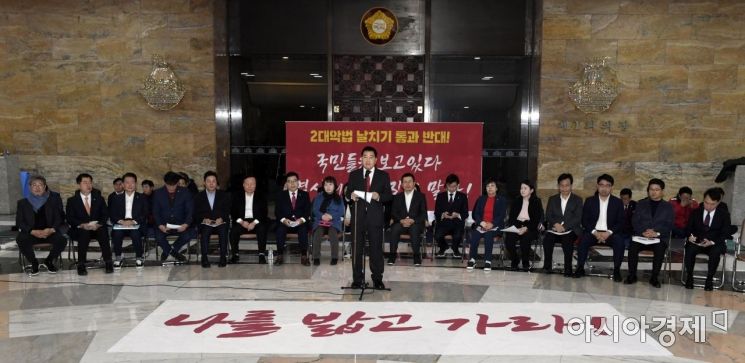 심재철 자유한국당 원내대표가 16일 국회 본회의장 로텐더홀에서 열린 최고위원회의에서 모두 발언을 하고 있다./윤동주 기자 doso7@