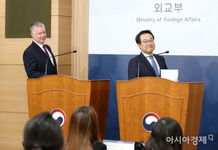 이도훈 외교부 한반도평화교섭본부장과 스티브 비건 미국 국무부 대북정책특별대표가 16일 서울 종로구 외교부 청사 브리핑룸에서 약식 기자회견을 하기 위해 이동하고 있다. /문호남 기자 munonam@