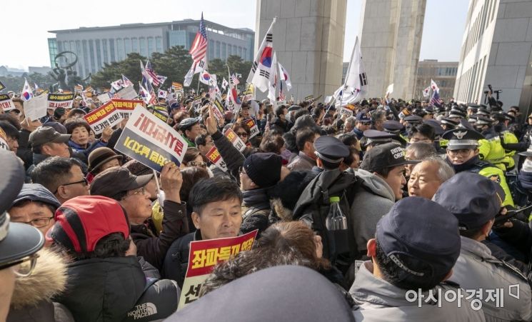 자유한국당 당원들과 우리공화당 지지자, 보수단체 회원들이 16일 선거법과 공수처법 처리를 반대하며 국회 본청을 시도하고 있다./윤동주 기자 doso7@