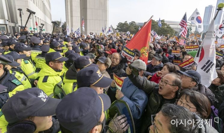 행안위 여당 의원들, 경찰청장 찾아 '국회 앞 폭력집회' 엄정 대응 요구
