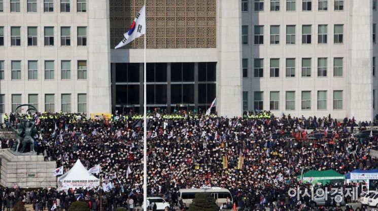 홍익표 "한국당 불법 폭력 시위서 입에 담을 수 없는 성추행도…영상 확보"
