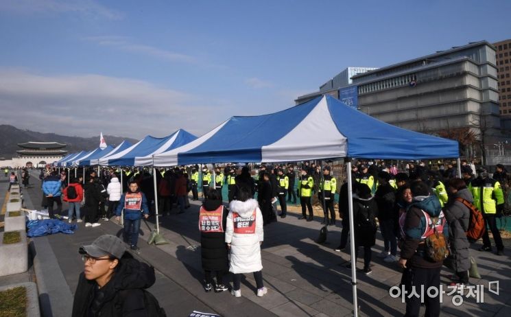 [포토] 광화문광장 방위비 분담금 인상 규탄 천막