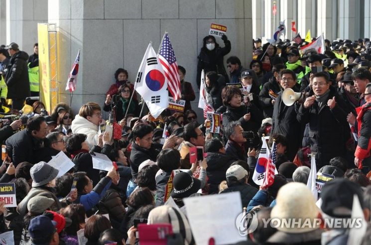 "욕설하고 머리채 잡고 " vs "여러분이 승리했다' 국회 아수라장 논란