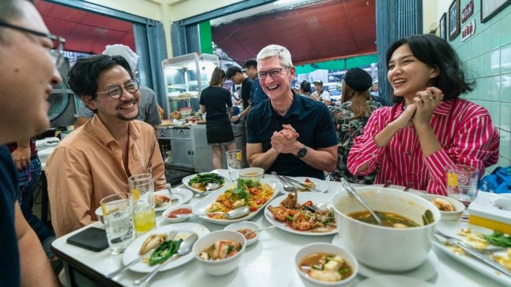 팀쿡 애플 CEO가 태국 요리 블로거들과 야시장에서 전통음식을 즐기는 모습(사진=팀쿡 트위터)