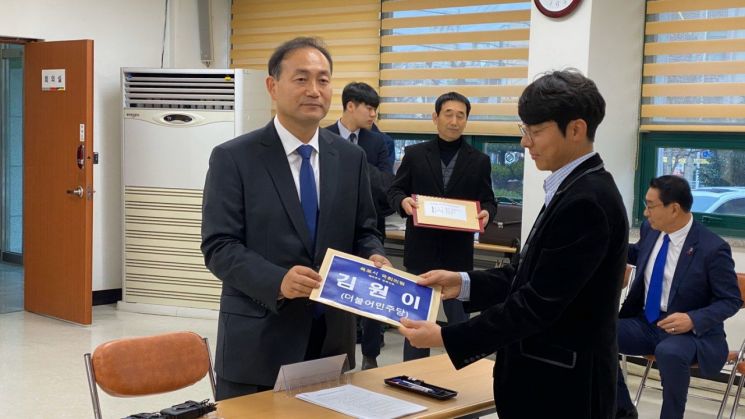 (좌측)김원이 전 서울시 정무부시장(52)이 17일 오전 9시 목포시선거관리위원회에 21대 국회의원 선거 예비후보 등록을 하고 본격적인 행보에 돌입했다.