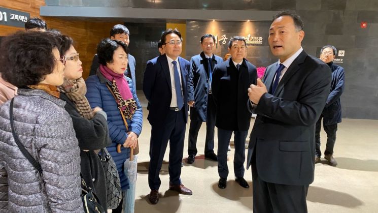 (우측)김원이 예비후보는 김대중 전 대통령 노벨평화상기념관을 찾아 정신 계승과 승리를 다짐하고, 지지자들과 인사와 간담회를 하고 첫 일정을 시작했다.