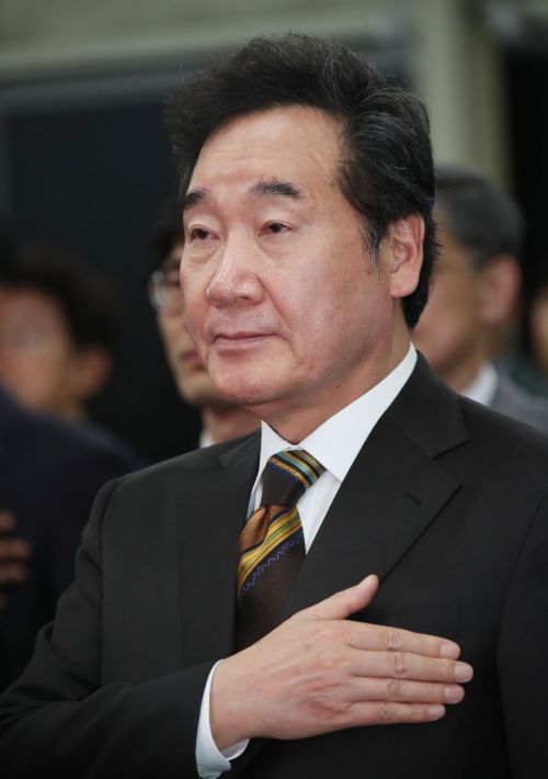 이낙연 떠나 보내는 문 대통령 "자신의 정치하도록 놓아드리는 게 도리"