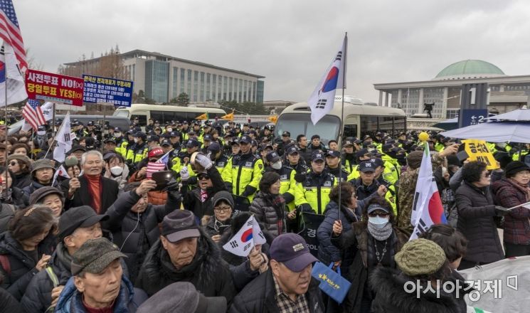 [포토] 국회 정문 앞에 몰린 한국당 당원들