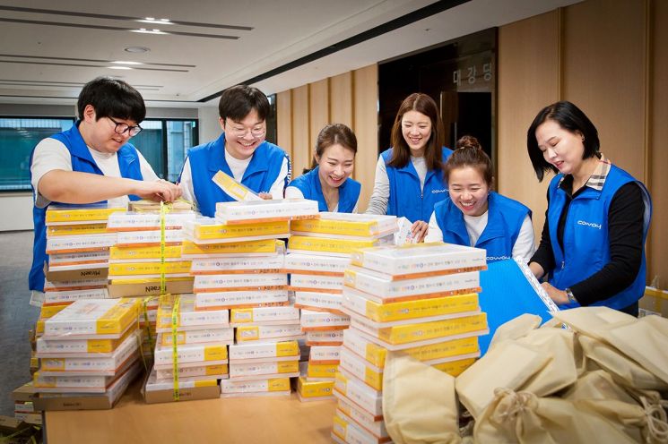 웅진코웨이의 비즈니스 전문가 ‘블루버드’가 17일 서울아산병원에서 소아암 완치 어린이들을 위한 기념 선물을 포장하고 있다.
