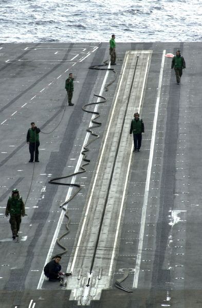 전투기 이륙 전 사출기를 점검하는 모습(사진=미 공군 홈페이지/www.navy.mil)