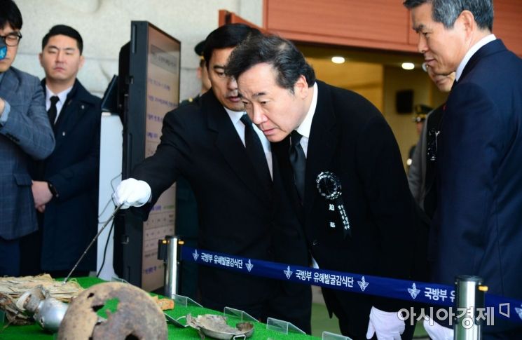 [포토] 전사자 유품 설명 듣는 이낙연