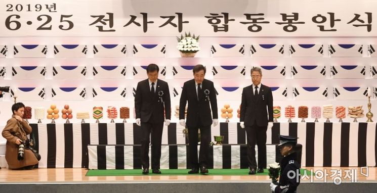 [포토] 헌화하고 돌아서는 이낙연 총리