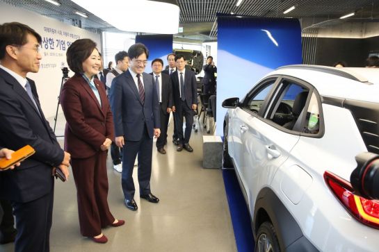 박영선 중소벤처기업부 장관(왼쪽 두 번째)이 18일 서울 강남구 현대모터스튜디오서울에 전시된 현대자동차 '코나 하이브리드' 모델을 보면서 공영운 현대차그룹 사장(왼쪽 세 번째) 등 관계자들과 활짝 웃고 있다.