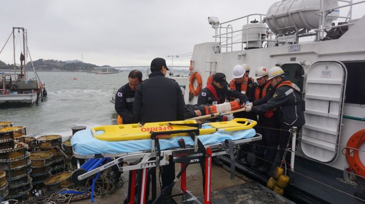 목포해경이 지난 17일 전남 신안군 비금도 인근 해상 어선에서  오른쪽 다리가 골절된 응급환자를 긴급 이송했다. (사진제공=목포해경)