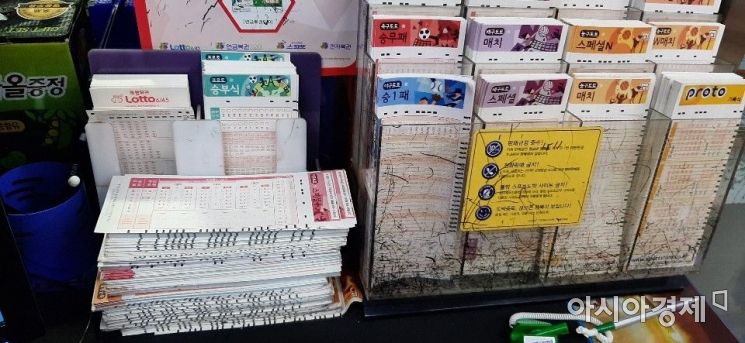 "올 한해 로또 얼마나 하셨습니까" 숫자 하나에 울고 웃고 '로또민국' 희로애락