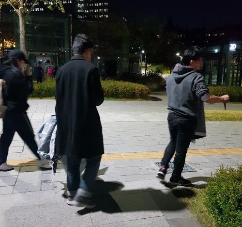 '연세대 홍콩 민주화 운동 지지 현수막 훼손' 중국인 8명, 검찰 송치