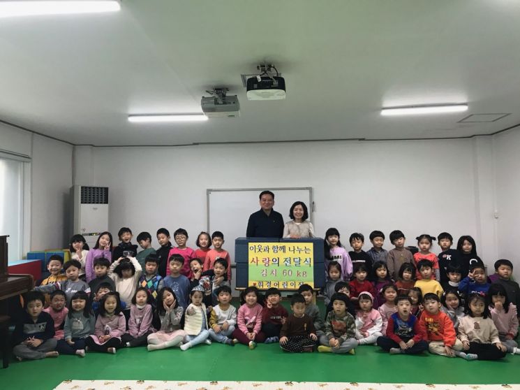 휘경어린이집 어린이들이 십시일반 모은 성금으로 김치 구매해 저소득 어르신을 위해 휘경2동 주민센터에 전달했다.