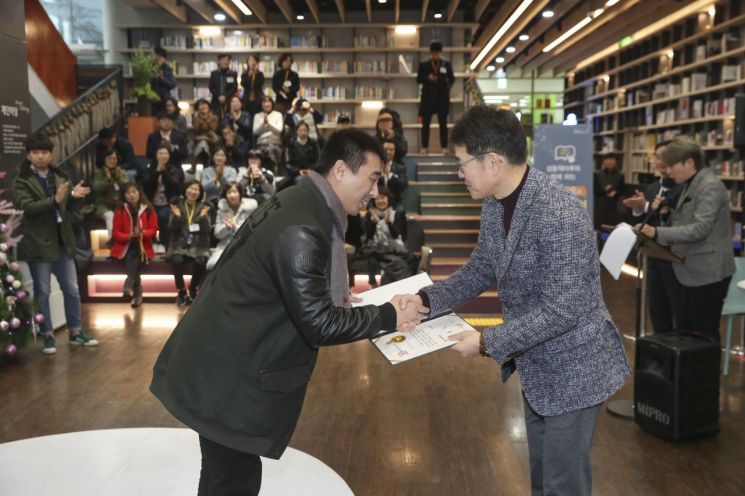 정원오 성동구청장(오른쪽)이 최우수상 수상자 ‘마두금 연주자 김연준씨를 표창했다.