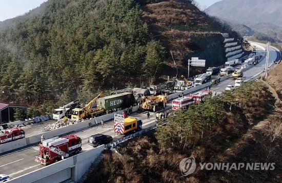 14일 오전 4시41분께 경북 군위군 소보면 상주-영천고속도로에서 다중 추돌사고가 발생했다. 현장에서는 화재도 났다. 소방당국 등 유관기관 관계자들이 현장에서 사고 수습을 하고 있다. [이미지출처=연합뉴스]