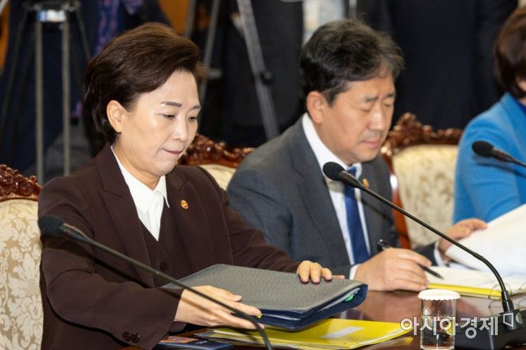 [포토]국정현안점검조정회의 참석한 김현미 장관