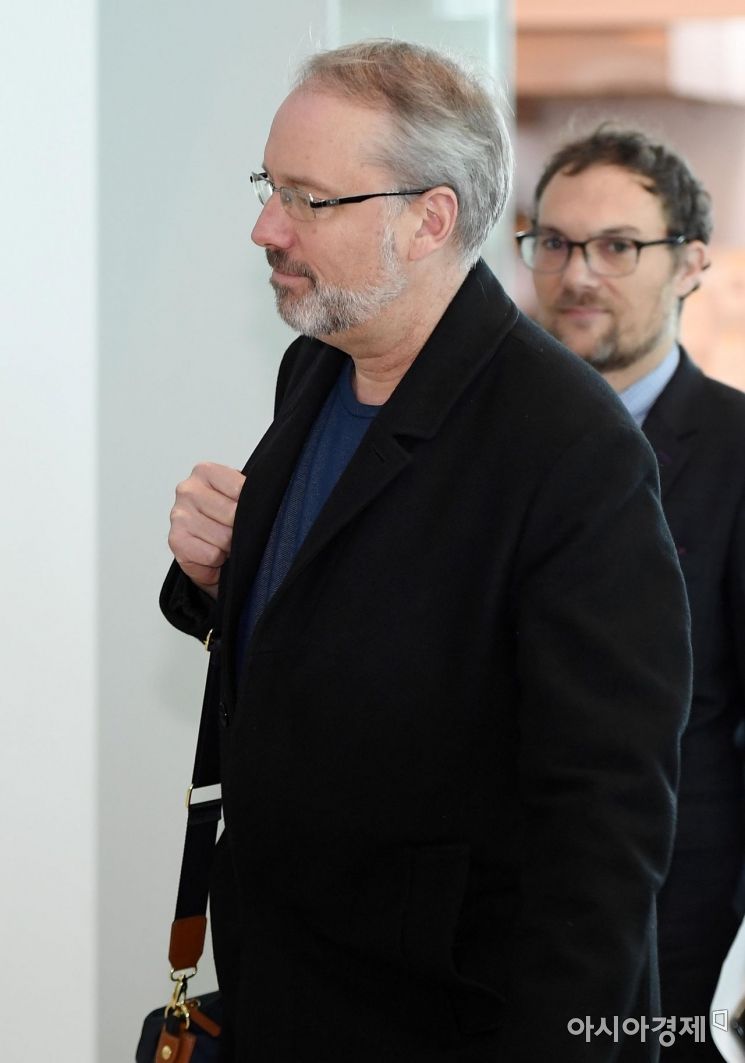 [포토] 출국하는 드하트 방위비협상 대표