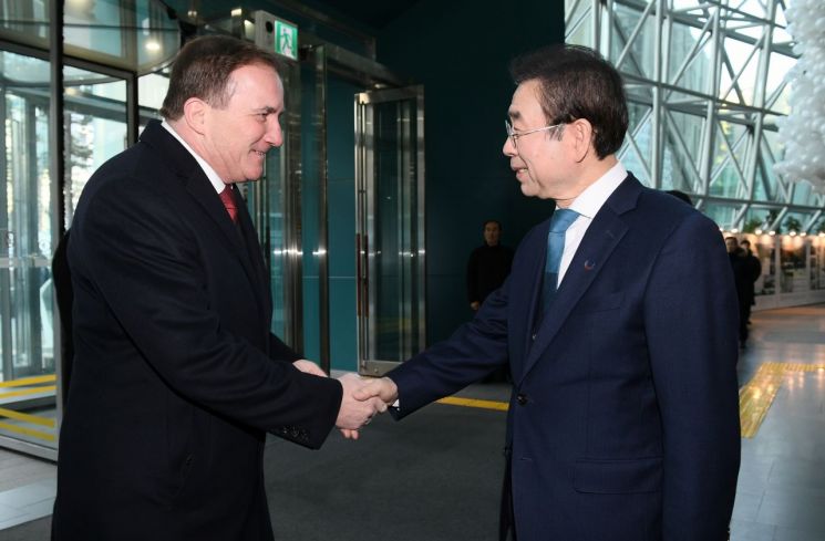 박원순(오른쪽) 서울시장이 시청사를 방문한 스테판 뢰벤 스웨덴 총리와 악수하고 있다. / 서울시 제공