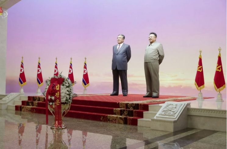 김정은 북한 국무위원장이 김정일 국방위원장의 8주기를 맞아 금수산태양궁전을 참배했다고 조선중앙TV가 지난해 12월 17일 보도했다. 금수산태양궁전에 있는 김일성 주석과 김정일 국방위원장 입상 앞에 김정은 명의의 화환이 있다.